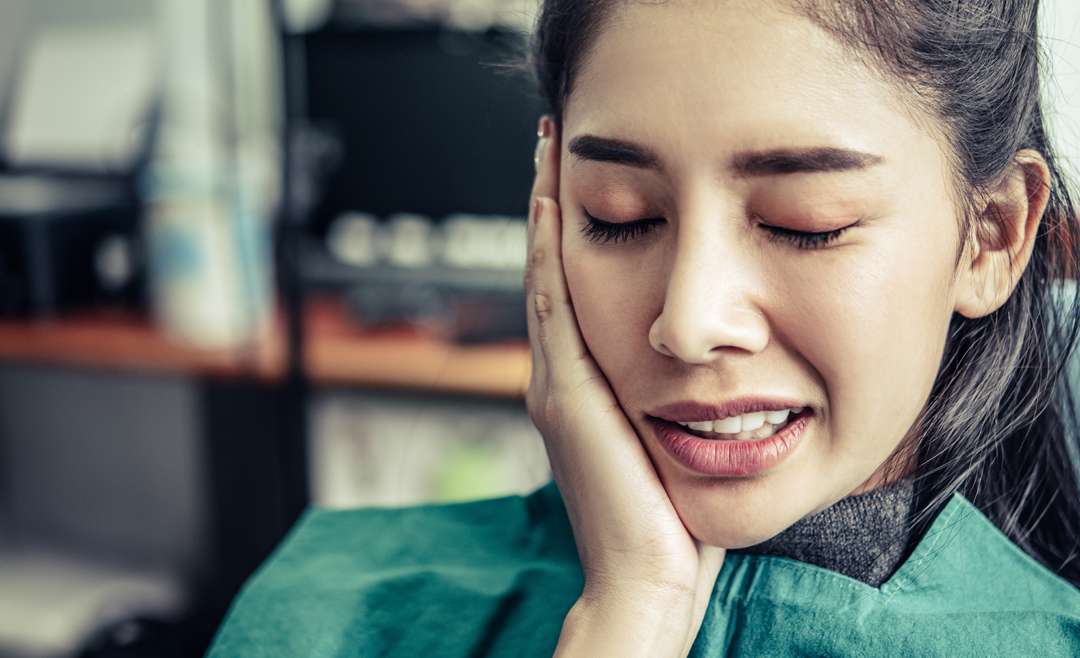 What are the symptoms of gum disease?