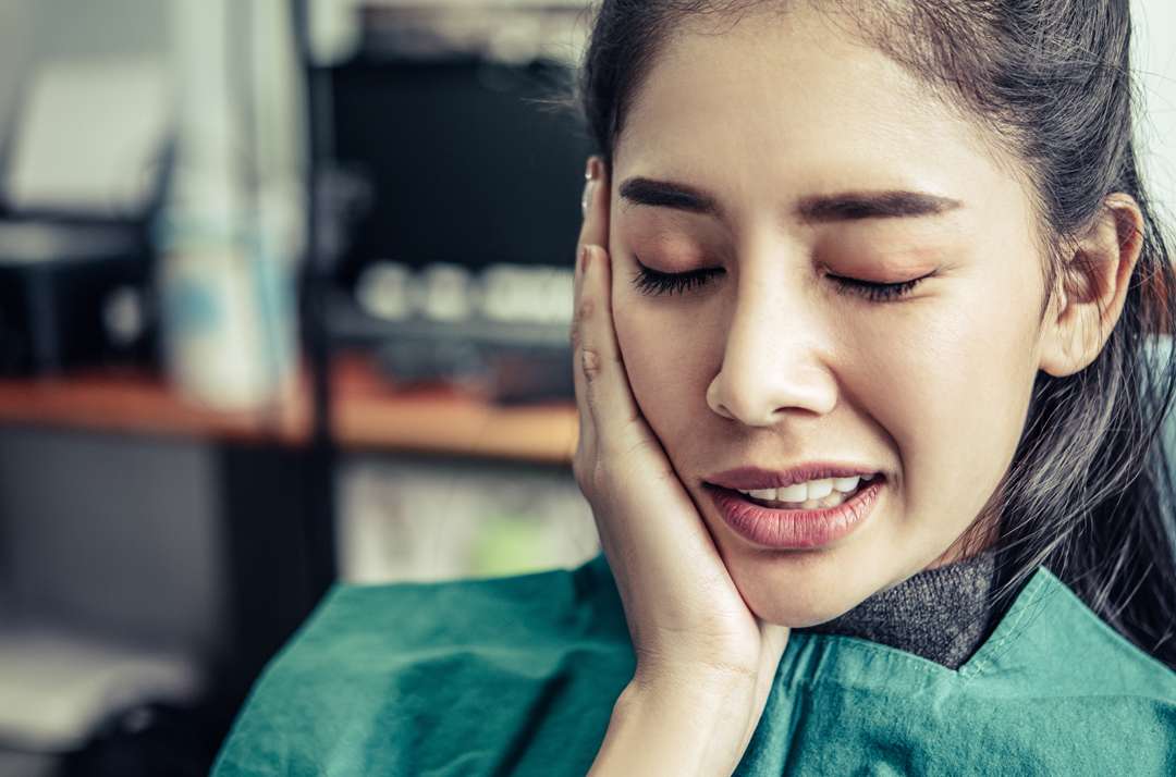 What are the symptoms of gum disease?